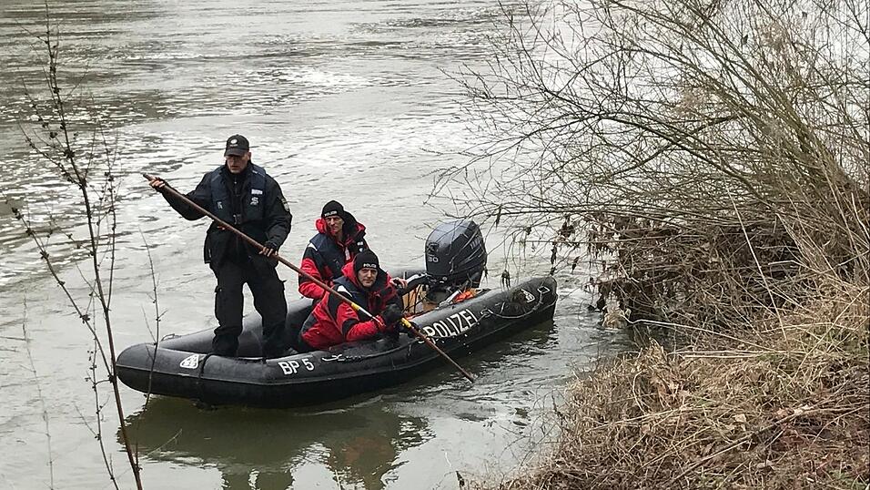 Mit zwei Booten sucht die Polizei am Donnerstag, 23. März, das südliche Donauufer in Regensburg ab. Seit Sonntag wird die 20-jährige Studentin Malina Klaar in der Domstadt vermisst. Mit zwei Booten sucht die Polizei am Donnerstag, 23. März, das südliche Donauufer in Regensburg ab. Seit Sonntag wird die 20-jährige Studentin Malina Klaar in der Domstadt vermisst.