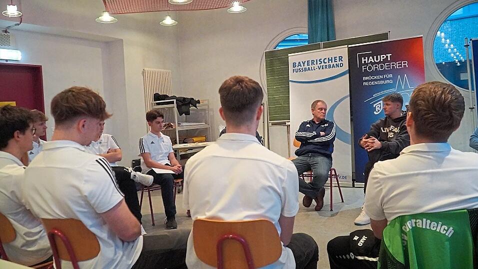 Jahn-Profi Tobias Eisenhuth (rechts) im Gespr&auml;ch mit den neu ernannten Junior Coaches.