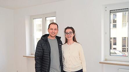 Bei dem Besichtigungstermin wissen sie noch nicht, dass die Wahl auf sie fallen wird: Ardit R. und seine Frau, die &Auml;rztin Krenare A., erfahren knapp zwei Wochen sp&auml;ter, dass sie bald einziehen k&ouml;nnen. F&uuml;r die Wohnung nahe Lenbachhaus und TUM hatten sich rund 700 Interessenten beworben.