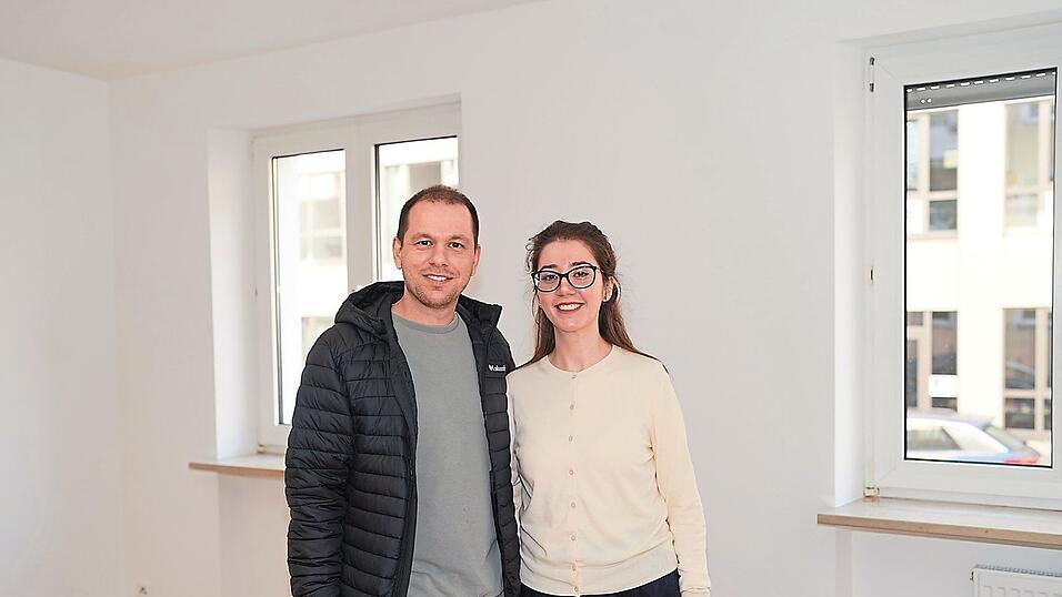 Bei dem Besichtigungstermin wissen sie noch nicht, dass die Wahl auf sie fallen wird: Ardit R. und seine Frau, die Ärztin Krenare A., erfahren knapp zwei Wochen später, dass sie bald einziehen können. Für die Wohnung nahe Lenbachhaus und TUM hatten sich rund 700 Interessenten beworben. Bei dem Besichtigungstermin wissen sie noch nicht, dass die Wahl auf sie fallen wird: Ardit R. und seine Frau, die Ärztin Krenare A., erfahren knapp zwei Wochen später, dass sie bald einziehen können. Für die Wohnung nahe Lenbachhaus und TUM hatten sich rund 700 Interessenten beworben.