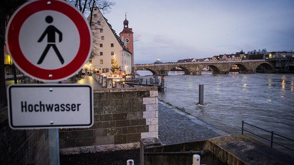 Regensburg bereitet sich auf das Hochwasser vor.