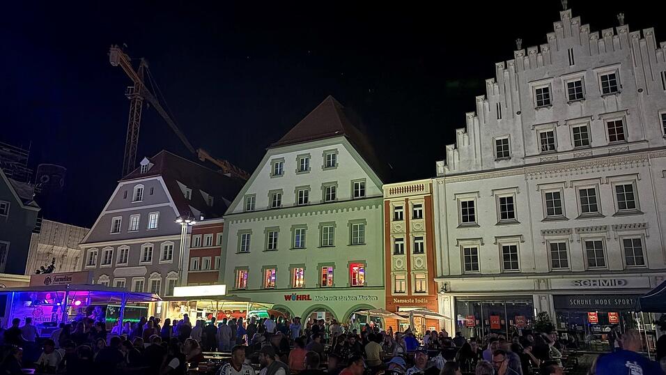 Die Bierbänke auf dem Ludwigsplatz waren gut gefüllt Die Bierbänke auf dem Ludwigsplatz waren gut gefüllt