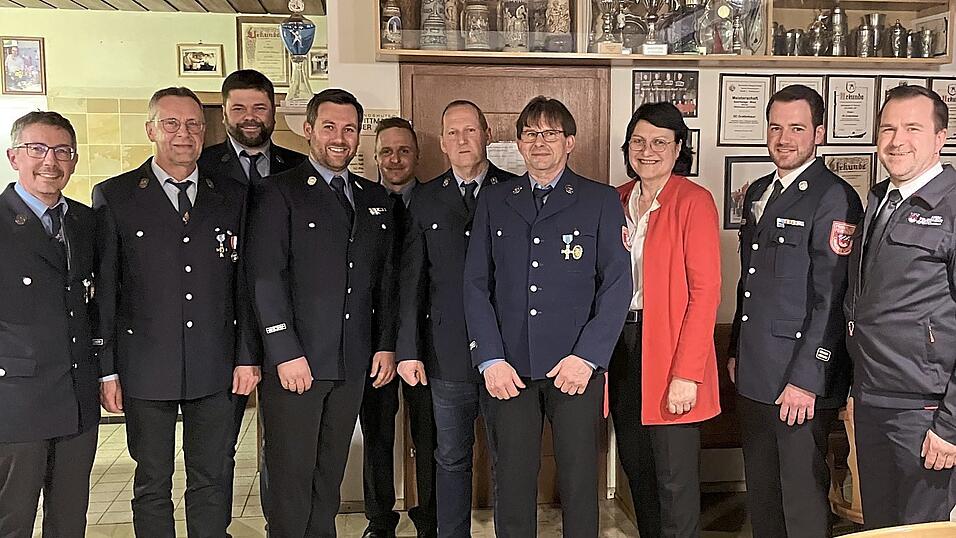 Die geehrten Feuerwehrkameraden mit B&uuml;rgermeisterin Andrea Wei&szlig;, KBM Michael Bachmeier und stellvertretenden KFV-Vorsitzenden Andreas Klein.