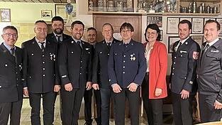 Die geehrten Feuerwehrkameraden mit B&uuml;rgermeisterin Andrea Wei&szlig;, KBM Michael Bachmeier und stellvertretenden KFV-Vorsitzenden Andreas Klein.