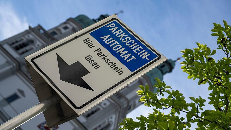 Die Stadt Kempten muss ihre Parkraumbewirtschaftung nun grundsätzlich neu organisieren. (Archivfoto) Die Stadt Kempten muss ihre Parkraumbewirtschaftung nun grundsätzlich neu organisieren. (Archivfoto)