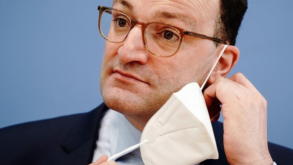 Der damalige Bundesgesundheitsminister Jens Spahn im M&auml;rz 2021 bei einer Pressekonferenz - mit FFP2-Maske, wie es damals &uuml;blich war.