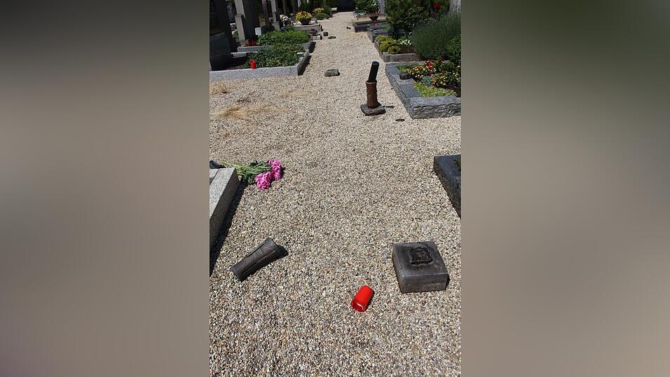 Unbekannte haben mehrere Gräber am Friedhof St. Michael in Straubing verwüstet. Unbekannte haben mehrere Gräber am Friedhof St. Michael in Straubing verwüstet.