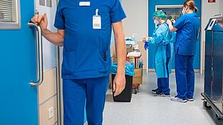 Für sämtliche Mitarbeiter im Gesundheitswesen gilt ab 16. März 2022 eine Impfpflicht. Viele Betroffene finden das ungerecht und würden eine allgemeine Impfpflicht bevorzugen. Für sämtliche Mitarbeiter im Gesundheitswesen gilt ab 16. März 2022 eine Impfpflicht. Viele Betroffene finden das ungerecht und würden eine allgemeine Impfpflicht bevorzugen.