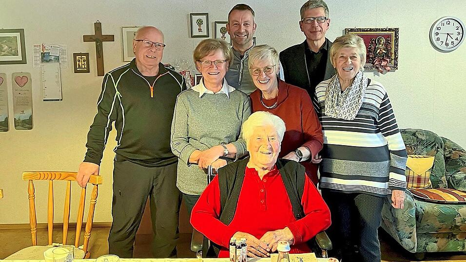 Paula Pfeffer an ihrem 100. Geburtstag mit ihrem Sohn Josef, Schwiegertochter Roswitha, ihren T&ouml;chtern Roswitha und Angela sowie B&uuml;rgermeister Gerhard M&uuml;hlbauer und Pfarrer Johann Wutz