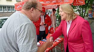SPD-Co-Chefin Bärbel Bas unterstützt ihre Partei beim Wahlkampf in ihrer Heimatstadt Duisburg. Das Ruhrgebiet war einst SPD-Hochburg - diesmal droht die AfD große Siege einzufahren.