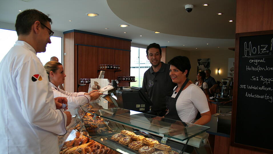 Die Belegschaft der B&auml;ckerei Steinleitner in Straubing durfte sich am Dienstag &uuml;ber den Besuch eines ZDF-Fernsehteams freuen.