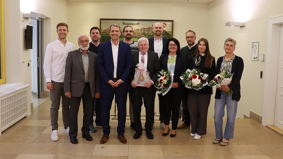 B&uuml;rgermeister Matthias Kohlmayer (4.v.l.) mit den scheidenden Stadtr&auml;ten Mathias Plechinger (v.l.), Josef Harrer, Tobias Kirschner, Dr. Florian Lehmann, Xaver Hagn, Sebastian Rembeck, Mia Hagn, Bernhard Willeitner, Rebecca Lehmann und Ruth Schmidbauer