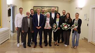 B&uuml;rgermeister Matthias Kohlmayer (4.v.l.) mit den scheidenden Stadtr&auml;ten Mathias Plechinger (v.l.), Josef Harrer, Tobias Kirschner, Dr. Florian Lehmann, Xaver Hagn, Sebastian Rembeck, Mia Hagn, Bernhard Willeitner, Rebecca Lehmann und Ruth Schmidbauer