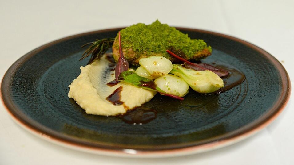 Zum Geiss: Fasanenbrust mit Kräuterhaube in Rotwein-Schalotten-Jus Zum Geiss: Fasanenbrust mit Kräuterhaube in Rotwein-Schalotten-Jus