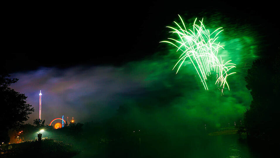 Unsere Leserin Marion Hobelsberger hat die Lampionfahrt mit Blick auf den Adler und das Gäubodenvolksfest verfolgt und dabei diese tollen Fotos vom Niederfeuerwerk gemacht.