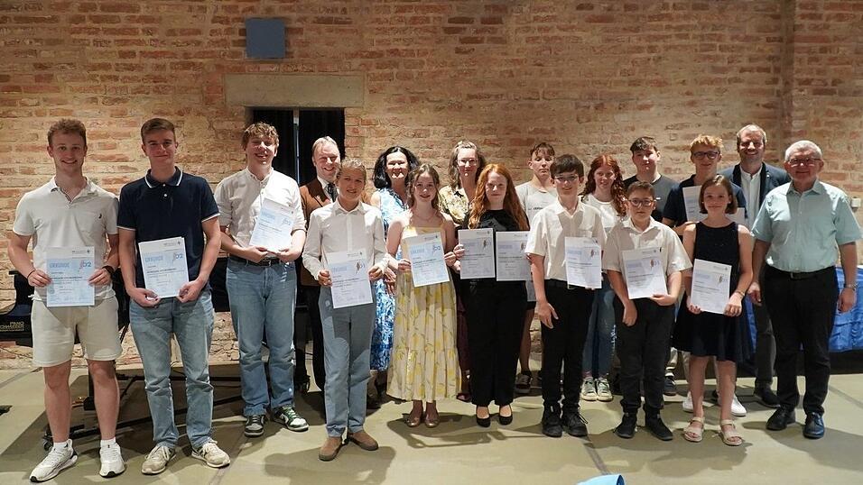 Gruppenbild mit allen anwesenden Absolventen der D1- und D2-Prüfung Gruppenbild mit allen anwesenden Absolventen der D1- und D2-Prüfung