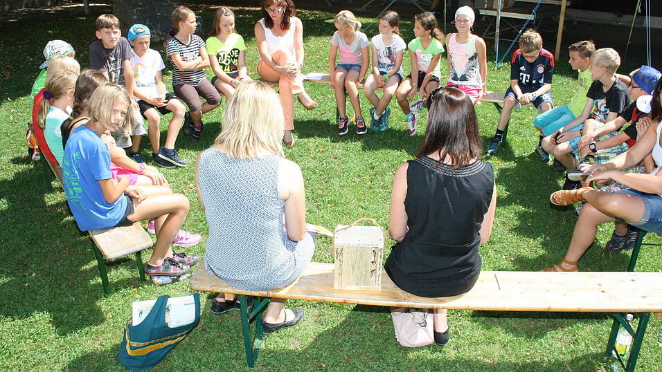 Der erste Platz beim 'Klasse'-Preis und damit 300 Euro in die Klassenkasse gehen an die Schüler der Klasse 4a der Grundschule Leiblfing mit ihrer Lehrerin Claudia Brielbeck. Die Schüler wurden von Annette Seidel von Bayernwerk und den Redakteurinnen Eva Rothmeier, Tanja Pfeffer und Stefanie Sobek während ihres Schullandheimaufenthalts in der Jugendbildungsstätte Windberg überrascht. Der erste Platz beim 'Klasse'-Preis und damit 300 Euro in die Klassenkasse gehen an die Schüler der Klasse 4a der Grundschule Leiblfing mit ihrer Lehrerin Claudia Brielbeck. Die Schüler wurden von Annette Seidel von Bayernwerk und den Redakteurinnen Eva Rothmeier, Tanja Pfeffer und Stefanie Sobek während ihres Schullandheimaufenthalts in der Jugendbildungsstätte Windberg überrascht.