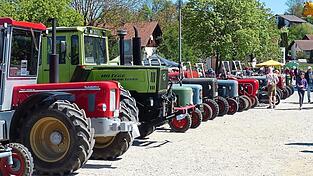 In Reih und Glied aufgestellt waren die Oldtimerbulldogs zu besichtigen.