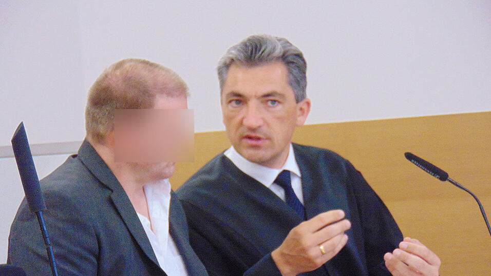 Der Angeklagte, hier mit seinem Anwalt Dr. Ronny Raith, verließ als freier Mann den Gerichtssaal. Der Angeklagte, hier mit seinem Anwalt Dr. Ronny Raith, verließ als freier Mann den Gerichtssaal.