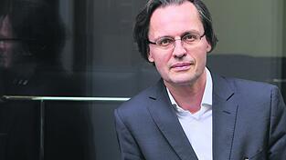 Bernhard Pörksen (52) ist Professor für Medienwissenschaft an der Universität Tübingen. Am 17. November 2021 ist er Hauptreferent beim Lehrermedientag der bayerischen Zeitungen Bernhard Pörksen (52) ist Professor für Medienwissenschaft an der Universität Tübingen. Am 17. November 2021 ist er Hauptreferent beim Lehrermedientag der bayerischen Zeitungen