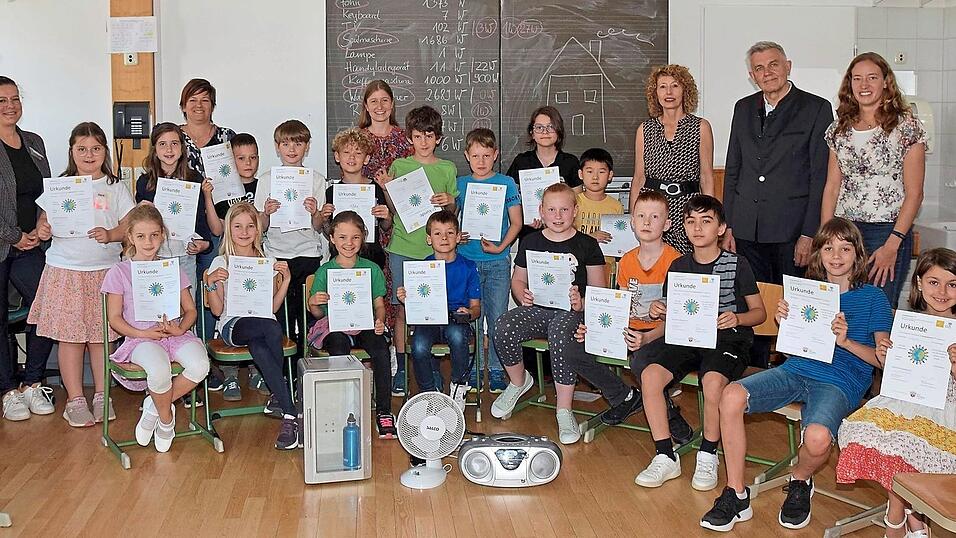 Freude nach der Urkundenverleihung bei den Schülern sowie bei (v.l.) LEA-Vorstandsmitglied Angela Högl, Projektbeauftragte Marion Jost, Schul-Projektkoordinatorin Sophia Krempl, Rektorin Isolde Göbel, Bürgermeister Josef Dollinger und Klimaschutzmanagerin Melanie Falkenstein.