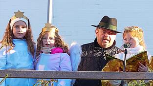 Pfarrer Albert Hölzl eröffnete mit dem Christkind und den Engerln den Markt.