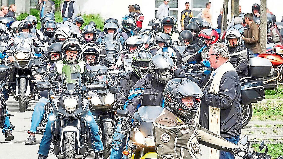 Zahlreiche Seelsorger erteilen den Motorradfahrern am Ende des Gottesdienstes wieder den Einzelsegen. Zahlreiche Seelsorger erteilen den Motorradfahrern am Ende des Gottesdienstes wieder den Einzelsegen.