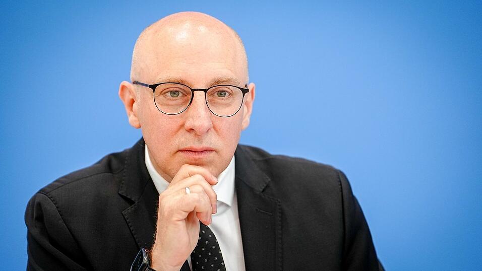 Im Juni stellte Sinan Selen - damals noch Vizepräsident des Bundesamtes für Verfassungsschutz - gemeinsam mit Bundesinnenminister Alexander Dobrindt (CSU) den Jahresbericht seiner Behörde für 2024 vor. (Archivbild)