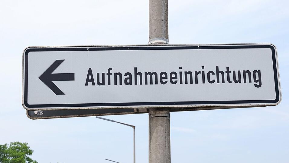 Bayerns Innenminister sieht eine erste Entlastung f&uuml;r die Kommunen bei der Asyl-Unterbringung. (Archivbild)