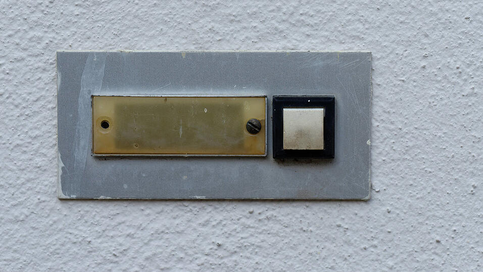 Nach einem mutma&szlig;lichen Klingelstreich soll der Angeklagte einen 14-J&auml;hrigen mit dem Tod bedroht haben.