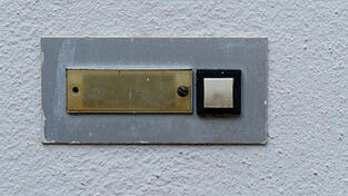 Nach einem mutma&szlig;lichen Klingelstreich soll der Angeklagte einen 14-J&auml;hrigen mit dem Tod bedroht haben.