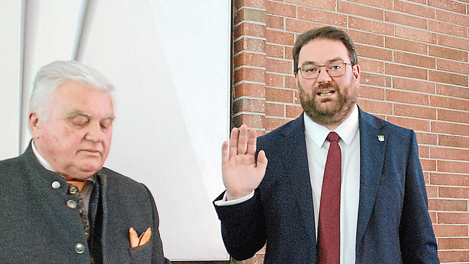 Tobias Beck (rechts) bei seiner Vereidigung. Vorgenommen hat sie Ludwig Waas (links).