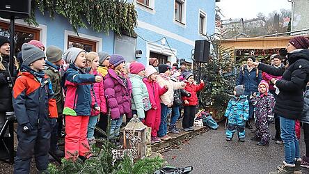 Lena Uhlmann kümmert sich beim geplanten Weihnachtssingspiel um den Chor mit Schülern. Wer im Alter von fünf bis zwölf Jahren ist und aus der Gemeinde Brennberg kommt, kann gerne mitmachen.
