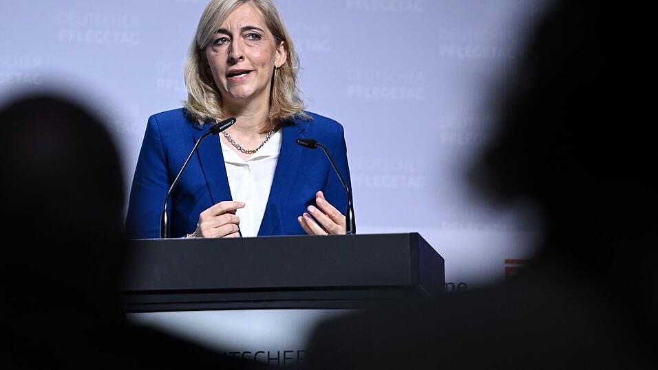 Gesundheitsministerin Nina Warken (CDU) will die Kosten im Gesundheitssystem begrenzen (Archivbild)