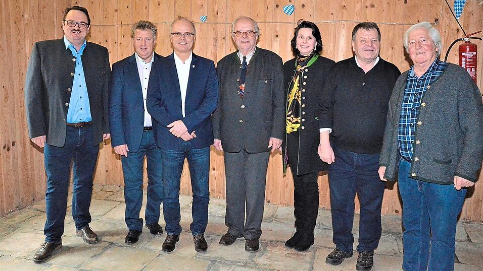 Am Sonntag feierte Baron Johann Carl von Hoenning O'Caroll seinen 80. Geburtstag; hier mit Tochter Gräfin Antoinette von Schaesberg, den Bürgermeistern und Pfarrer Erwin Gietl. Am Sonntag feierte Baron Johann Carl von Hoenning O'Caroll seinen 80. Geburtstag; hier mit Tochter Gräfin Antoinette von Schaesberg, den Bürgermeistern und Pfarrer Erwin Gietl.