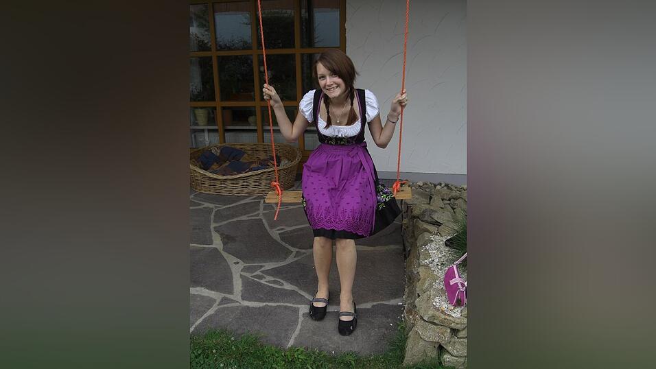 Christina übt schon einmal für die Schiffschaukel am Gäubodenvolksfest