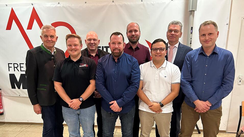 Die neue Truppe (v.r.): Kommandant Christian Braun, Vorsitzender Christan Brülbeck, Schriftführer Phil Kilian, zweiter Vorsitzender Thomas Rödl, Führungsgruppen-Vertreter Christian Gunesch, Kassier Thomas Stadler, Mannschafts-Vertreter Christian Griebel mit Bürgermeister Josef Dollinger. Die neue Truppe (v.r.): Kommandant Christian Braun, Vorsitzender Christan Brülbeck, Schriftführer Phil Kilian, zweiter Vorsitzender Thomas Rödl, Führungsgruppen-Vertreter Christian Gunesch, Kassier Thomas Stadler, Mannschafts-Vertreter Christian Griebel mit Bürgermeister Josef Dollinger.