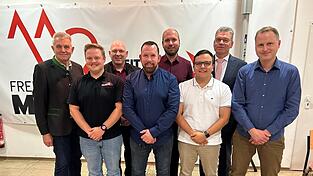 Die neue Truppe (v.r.): Kommandant Christian Braun, Vorsitzender Christan Brülbeck, Schriftführer Phil Kilian, zweiter Vorsitzender Thomas Rödl, Führungsgruppen-Vertreter Christian Gunesch, Kassier Thomas Stadler, Mannschafts-Vertreter Christian Griebel mit Bürgermeister Josef Dollinger.