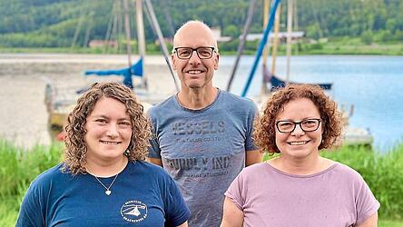 Die neue Vereinsspitze des Further Segelclubs: Vorsitzende Angela Vogl, ihr Stellvertreter Niko Karkuth und Schriftführerin Katharina Pohmer (von rechts) freuen sich bereits auf die Regatta auf dem Drachensee. Die neue Vereinsspitze des Further Segelclubs: Vorsitzende Angela Vogl, ihr Stellvertreter Niko Karkuth und Schriftführerin Katharina Pohmer (von rechts) freuen sich bereits auf die Regatta auf dem Drachensee.