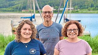 Die neue Vereinsspitze des Further Segelclubs: Vorsitzende Angela Vogl, ihr Stellvertreter Niko Karkuth und Schriftf&uuml;hrerin Katharina Pohmer (von rechts) freuen sich bereits auf die Regatta auf dem Drachensee.