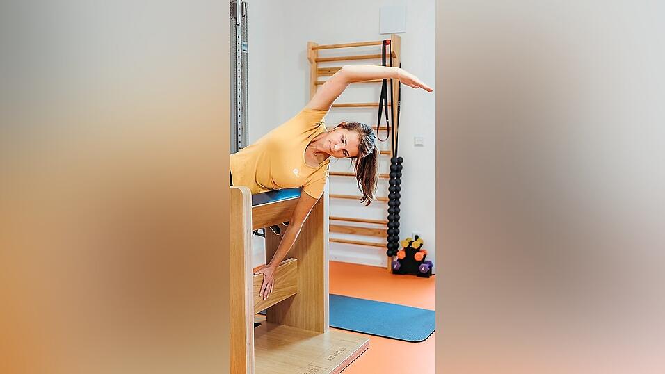 Katharina Wernthaler zeigt ein Beispiel, wie man seine Muskeln an einem speziellen Ger&auml;t st&auml;rken kann.