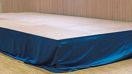 Wo die Teile der Bühne verbleiben sollen, um den Bürgersaal für alle Bürger bestmöglich zu nutzen, wurde im Marktgemeinderat diskutiert.