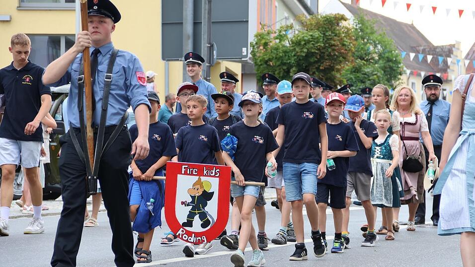 Sie lassen sich auch von Temperaturen um 37 Grad und aufziehenden Gewitterwolken nicht abschrecken: die Firekids der Feuerwehr Roding.