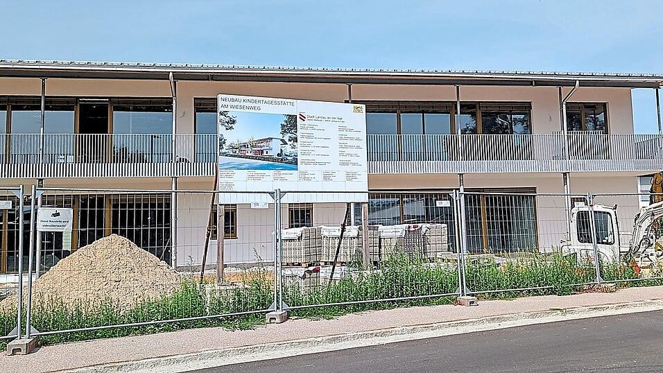 Nach dem Schulanbau hat die Stadt auch beim Kindergarten am Wiesenweg kein Glück: Der Neubau wird Monate später fertig als erhofft. Nach dem Schulanbau hat die Stadt auch beim Kindergarten am Wiesenweg kein Glück: Der Neubau wird Monate später fertig als erhofft.