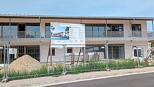 Nach dem Schulanbau hat die Stadt auch beim Kindergarten am Wiesenweg kein Glück: Der Neubau wird Monate später fertig als erhofft. Nach dem Schulanbau hat die Stadt auch beim Kindergarten am Wiesenweg kein Glück: Der Neubau wird Monate später fertig als erhofft.