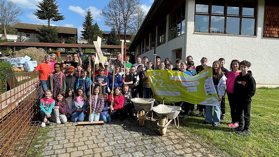 Am Donnerstag um 17.07 Uhr fällt der Startschuss für das Projekt, mit dem sich die Schule an der 72-Stunden-Aktion des BDKJ beteiligt. Aus dem Transparent werden im Übrigen später Taschen genäht. Am Donnerstag um 17.07 Uhr fällt der Startschuss für das Projekt, mit dem sich die Schule an der 72-Stunden-Aktion des BDKJ beteiligt. Aus dem Transparent werden im Übrigen später Taschen genäht.