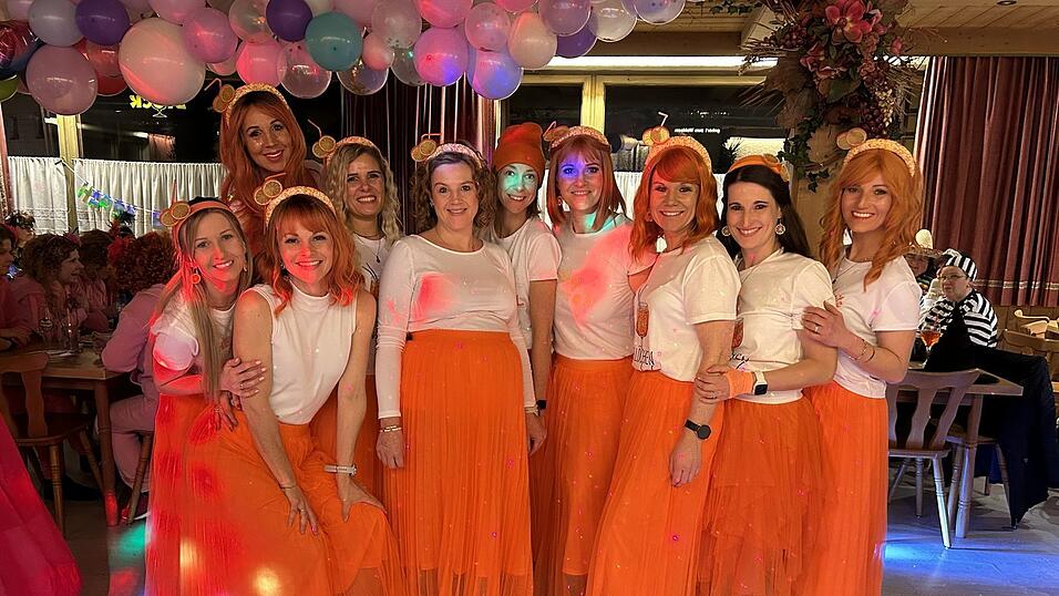 Farbenpr&auml;chtig: Die Gruppe der Aperol-M&auml;dels.