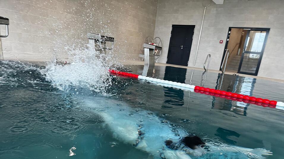 Die Wassertemperatur liegt bei circa 28 Grad: perfekt f&uuml;r sowohl Sportschwimmer als auch Familien.