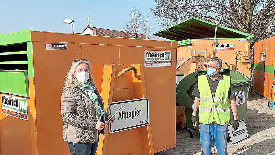 Karin D&auml;chert vom Landratsamt mit dem Altenthanner Wertstoffhofmitarbeiter Xaver Moser. Der Landkreis sieht auf den Wertstoffh&ouml;fen regelm&auml;&szlig;ig nach dem Rechten.