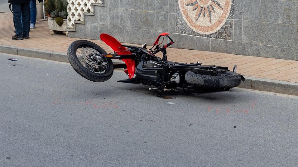 Bei einem Unfall in Winzer ist am Samstagmittag ein junger Motorradfahrer verletzt worden.